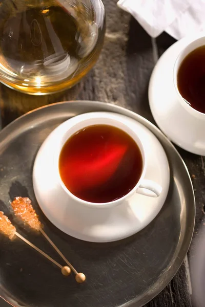 Weiße Tasse Schwarzer Tee Auf Tablett Nahaufnahme — Stockfoto