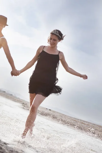 Coppia Che Corre Lungo Spiaggia — Foto Stock