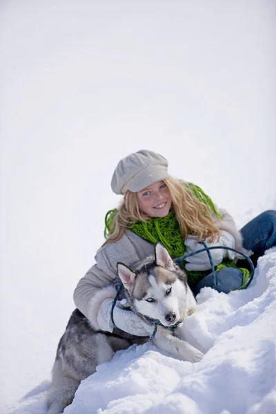 Menina e siberiano husky — Fotografia de Stock