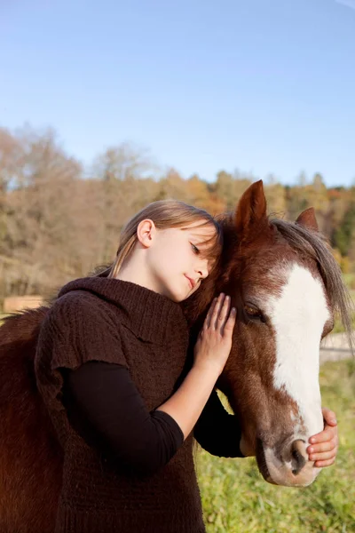 Menina Acariciando Cavalo Livre — Fotografia de Stock
