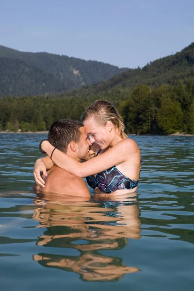 물에서 포옹하는 부부 — 스톡 사진