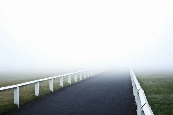 Camino que conduce a la niebla —  Fotos de Stock