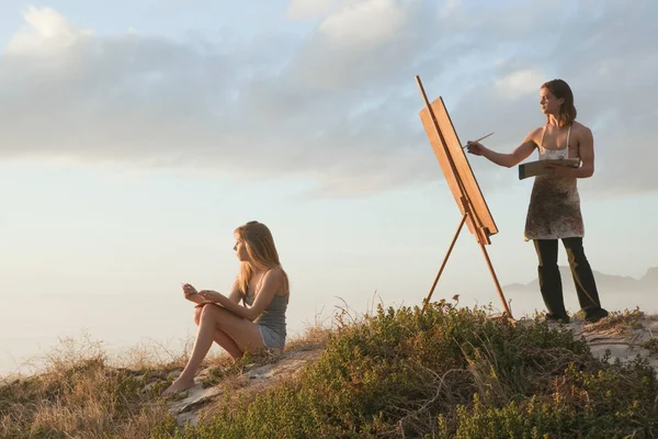 Мужчина рисует с молодой женщиной — стоковое фото