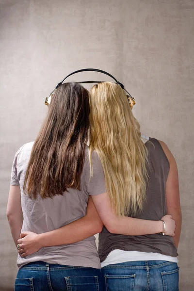 Teen dívky poslech hudby se sluchátky — Stock fotografie