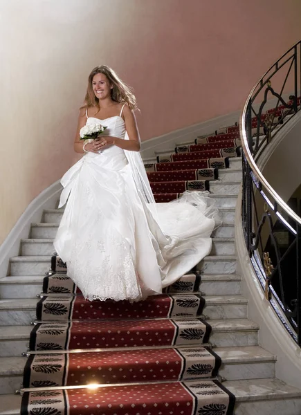 Счастливая Невеста Спускается Лестнице — стоковое фото