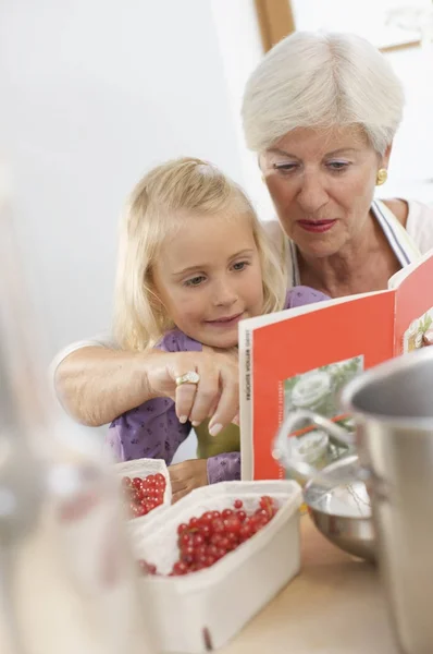 Fille Avec Grand Mère Cuisson Confiture — Photo