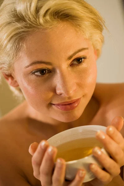 Mujer rubia bebiendo té —  Fotos de Stock