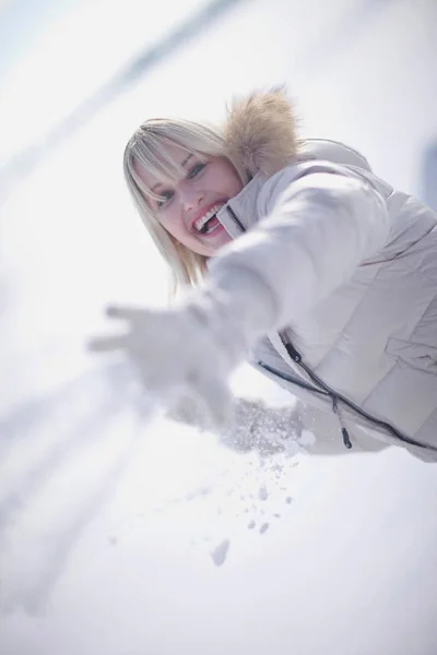 Женщина играет в снежки — стоковое фото