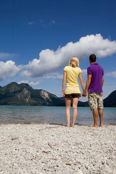 커플 서 호수와 산을 보고 — 스톡 사진