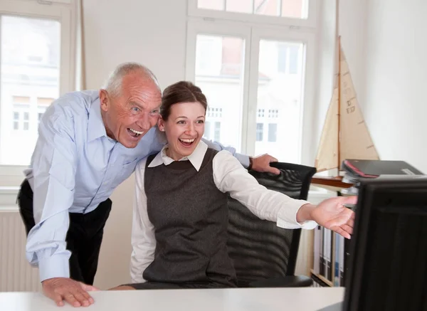 Ludzie Biznesu Śmiejąc Się Biurze — Zdjęcie stockowe
