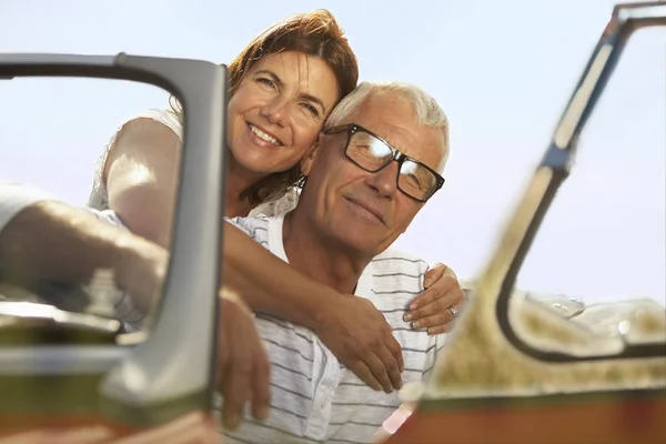 Vanhempi pari syleilee autossa — kuvapankkivalokuva