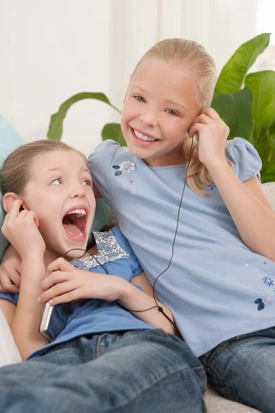 Dos chicas escuchando música — Foto de Stock