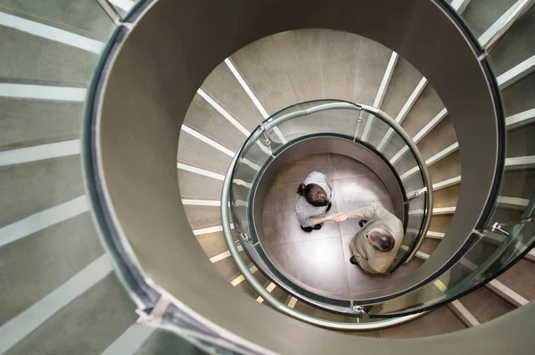 Business Duo Schud Handen Een Trappenhuis — Stockfoto