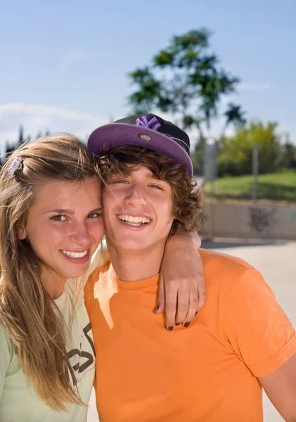 Couple Adolescent Souriant Extérieur — Photo