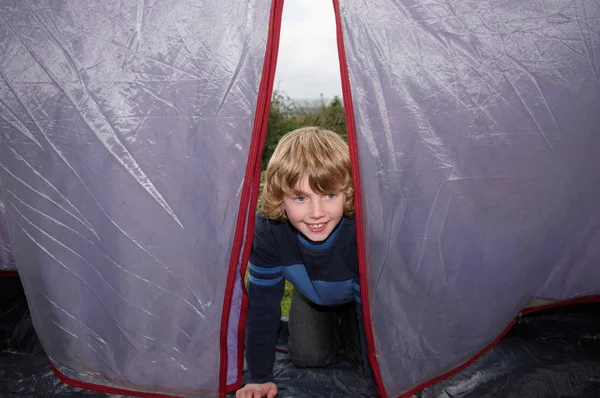 Ragazzo Che Sale Tenda — Foto Stock