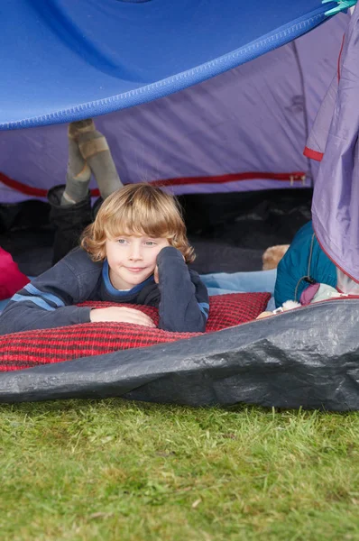 Junge Schaut Aus Dem Zelt — Stockfoto