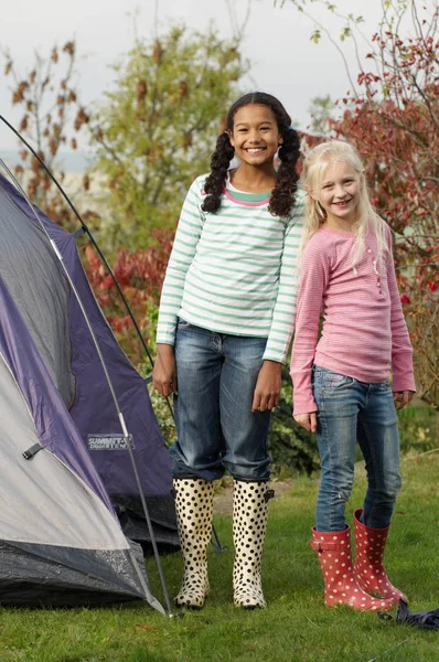 Due Ragazze Con Tenda — Foto Stock