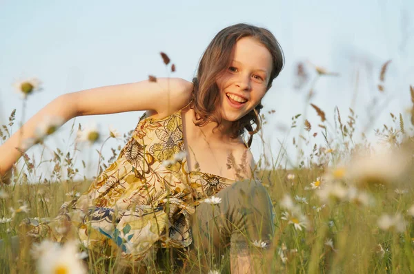 Giovane Ragazza Ridendo Campo — Foto Stock