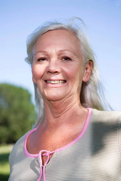 Retrato Adulto Mayor Mujer Caucásica Sonriendo Mirando Cámara —  Fotos de Stock