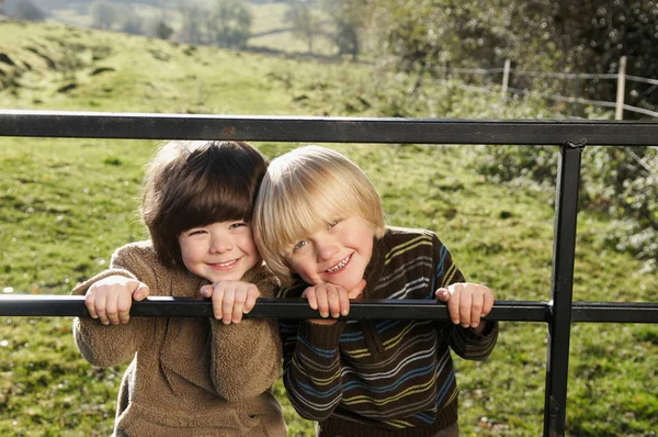 Δύο Νεαρά Αγόρια Στην Πύλη Στην Ύπαιθρο — Φωτογραφία Αρχείου