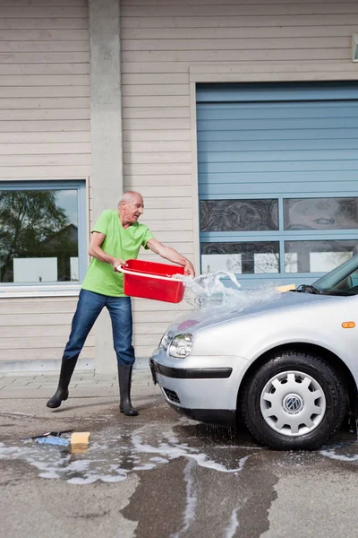 Hombre Viejo Lavando Coche — Foto de Stock