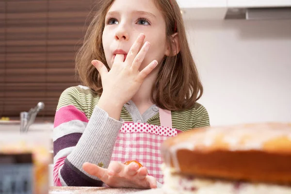 Meisje Koken Thuis — Stockfoto