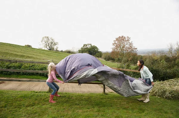 Zwei Mädchen Bauen Zelt Auf — Stockfoto