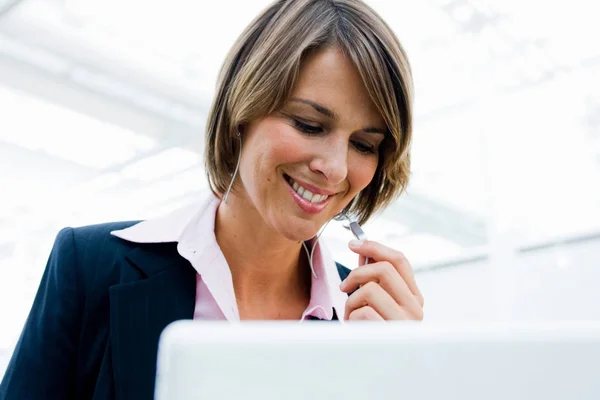 Mujer Sonriendo Trabajando Computadora — Foto de Stock