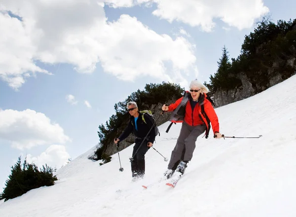 老夫婦で山スキー — ストック写真