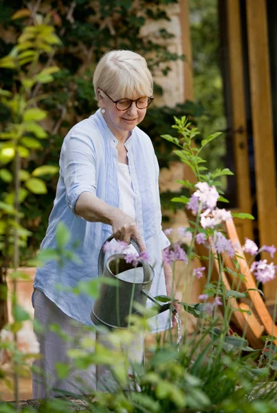 Mujer Madura Regando Jardín — Foto de Stock