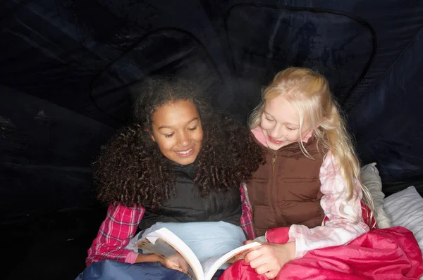 Κορίτσια Διαβάζουν Σκηνή — Φωτογραφία Αρχείου