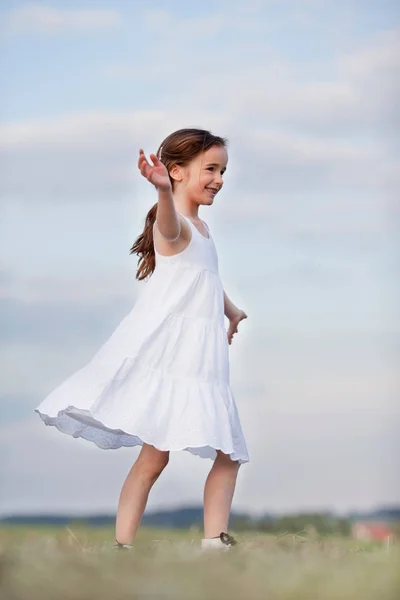 Jeune Jolie Fille Dansant Dans Herbe — Photo