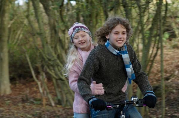 Αγόρι Και Κορίτσι Μοιράζονται Ποδήλατο Στην Ύπαιθρο — Φωτογραφία Αρχείου