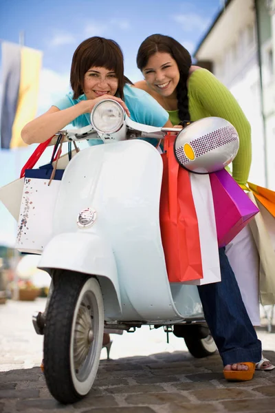 Namoradas Com Scooter Motor Sacos Compras — Fotografia de Stock