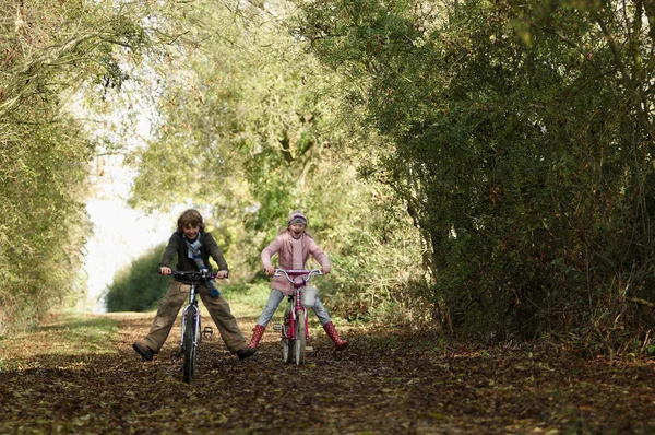 Kırsal Kesimde Bisiklete Binen Erkek Kız — Stok fotoğraf