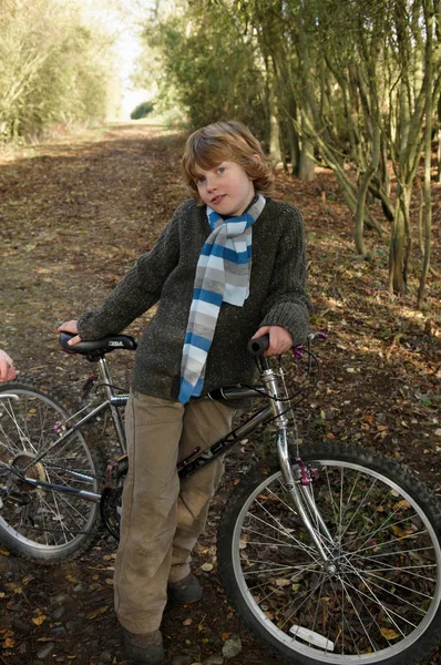 Αγόρι Ποδήλατο Στην Ύπαιθρο Λωρίδα — Φωτογραφία Αρχείου