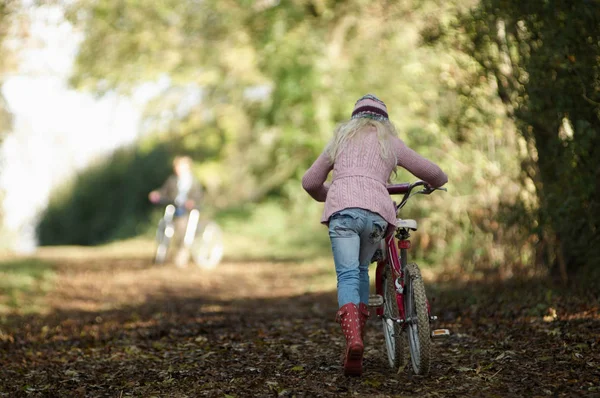 Mädchen Läuft Fahrrad Auf Feldweg — Stockfoto