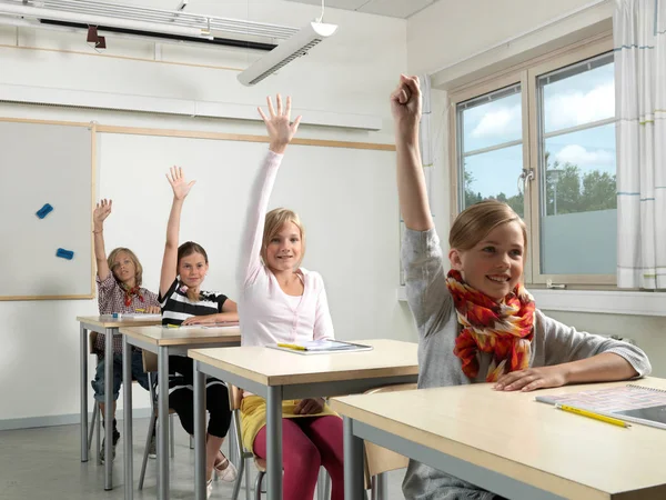 Cuatro Estudiantes Aula — Foto de Stock