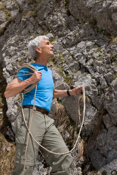 Старший Чоловік Альпіністською Мотузкою Скелі — стокове фото