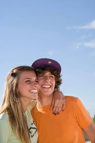 Retrato Casal Adolescente Sorrindo — Fotografia de Stock