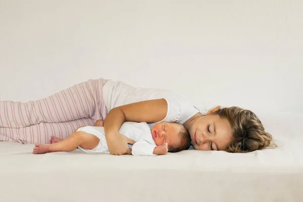 Syster Holding Baby Hemma — Stockfoto