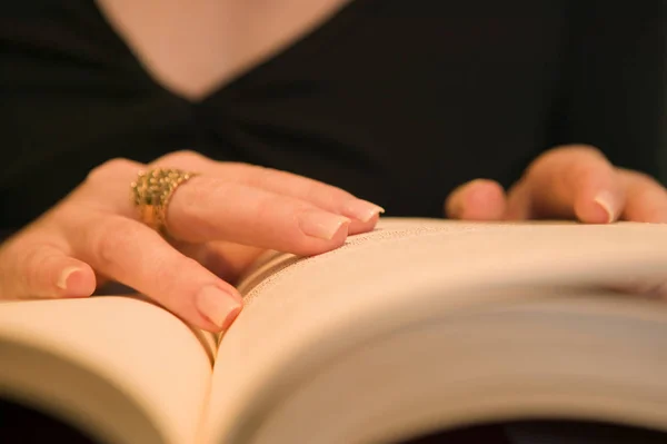 Een Vrouw Die Een Boek Leest — Stockfoto