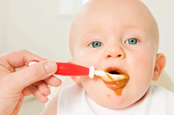 Retrato Bebé Bastante Caucásico Comiendo Comida Cuchara — Foto de Stock