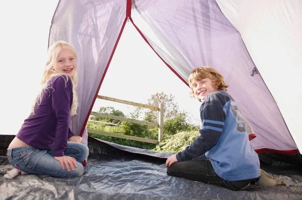 Ragazzo Ragazza Seduti Tenda — Foto Stock