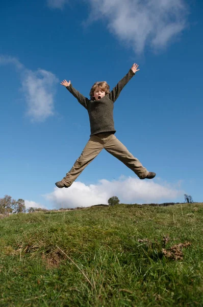 Мальчик Прыгает Холм — стоковое фото
