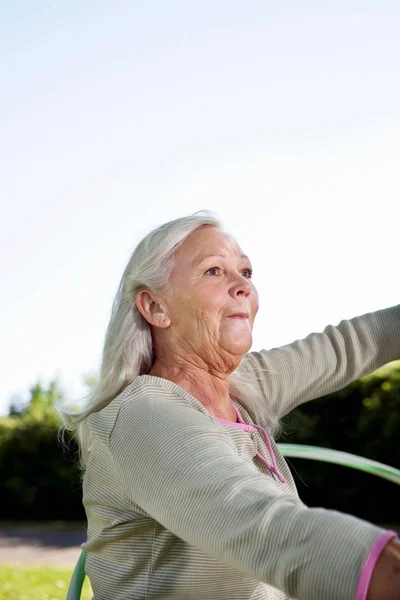 Mulher Caucasiana Adulta Sênior Com Hula Hoop Parque — Fotografia de Stock