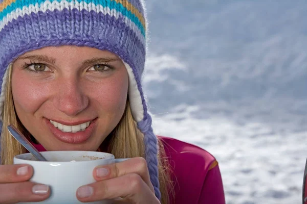 Молода Біла Жінка Лижник Тримає Чашку Чаю — стокове фото
