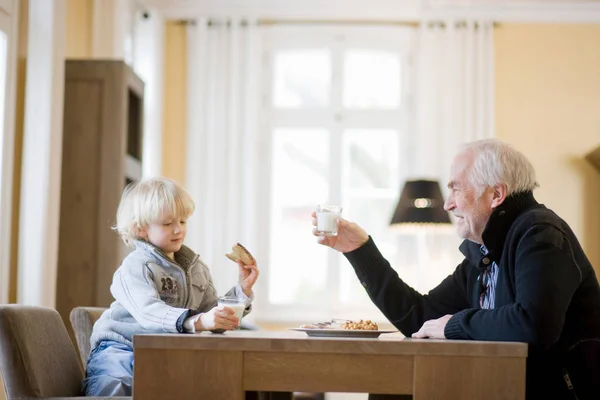 Petit Fils Grand Père Manger — Photo