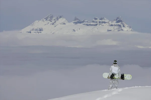 眺めを取るスノーボーダー — ストック写真
