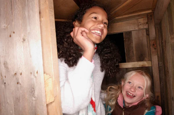 Két Fiatal Lány Treehouse Ajtó — Stock Fotó